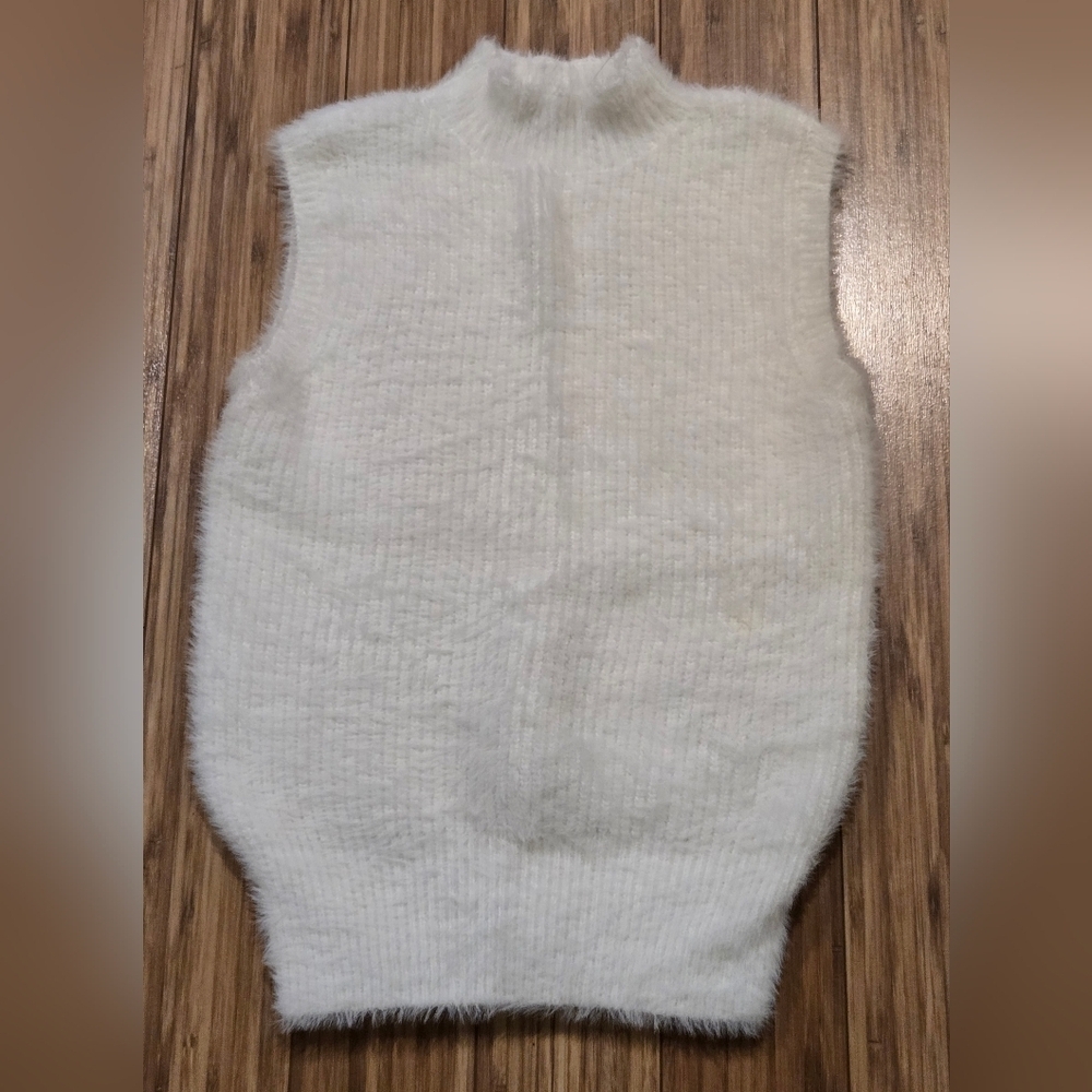 Broadway 38 Cozy White Sleeveless Sweater